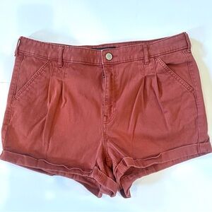 Express Pleated Mom Short